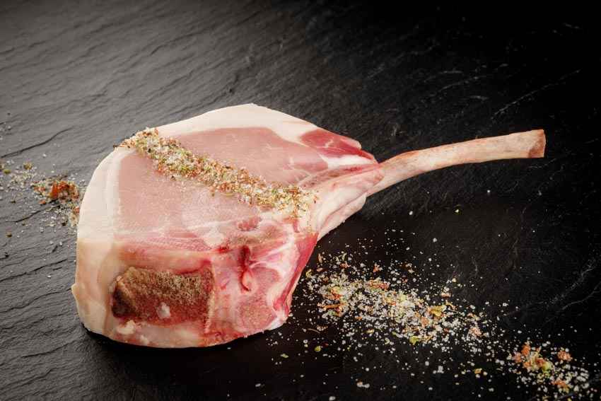 Deutsches Dry Aged Tomahawk Steak vom Schwein