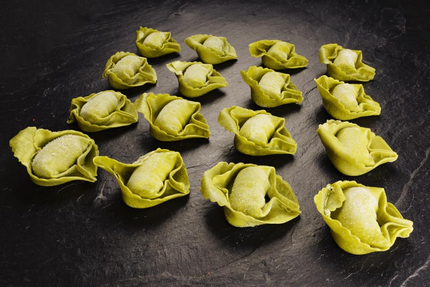 Grüne Tortelloni gefüllt mit Ricotta und Spinat